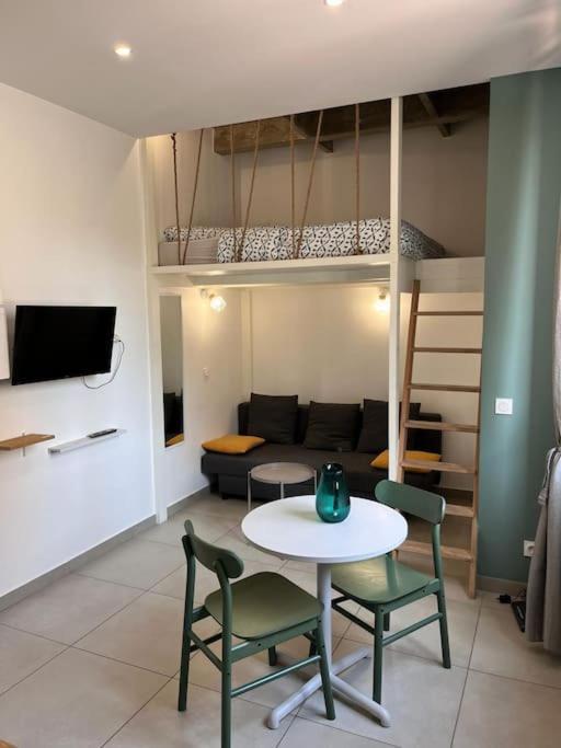 Appartement Le Pressense à Vénissieux Extérieur photo